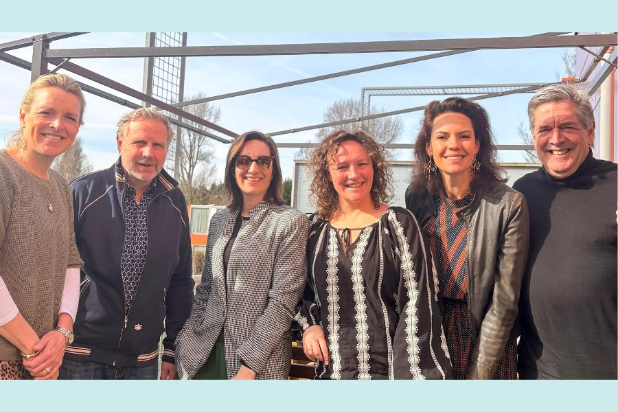 Foto-onderschrift: Bestuur van Houtfestival Renske<br />
Leijten, Jan Oldenburger Wobbo van der Meulen en team van STARTPR Eleonoor<br />
Rutgers, Frijkje Bakker en Lalita van Lamsweerde (tweede van rechts)